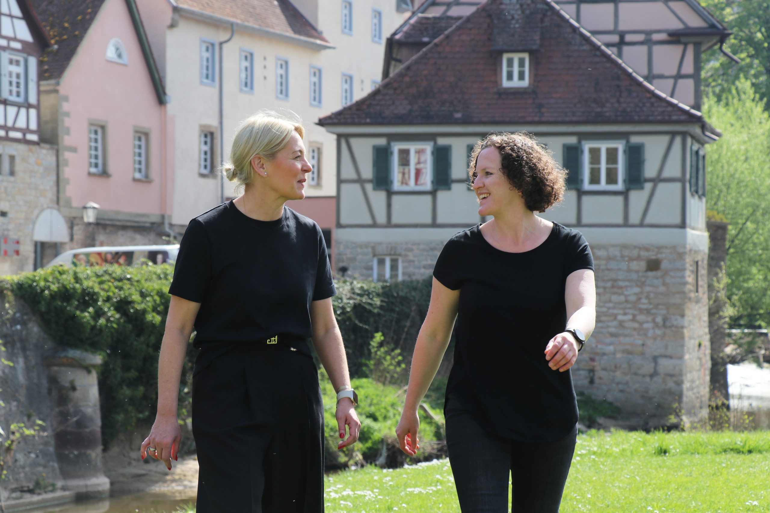 Carolin Frank und Irene Janek auf dem Grabödele vor historischer Kullise der Stadt Schwäbisch Hall